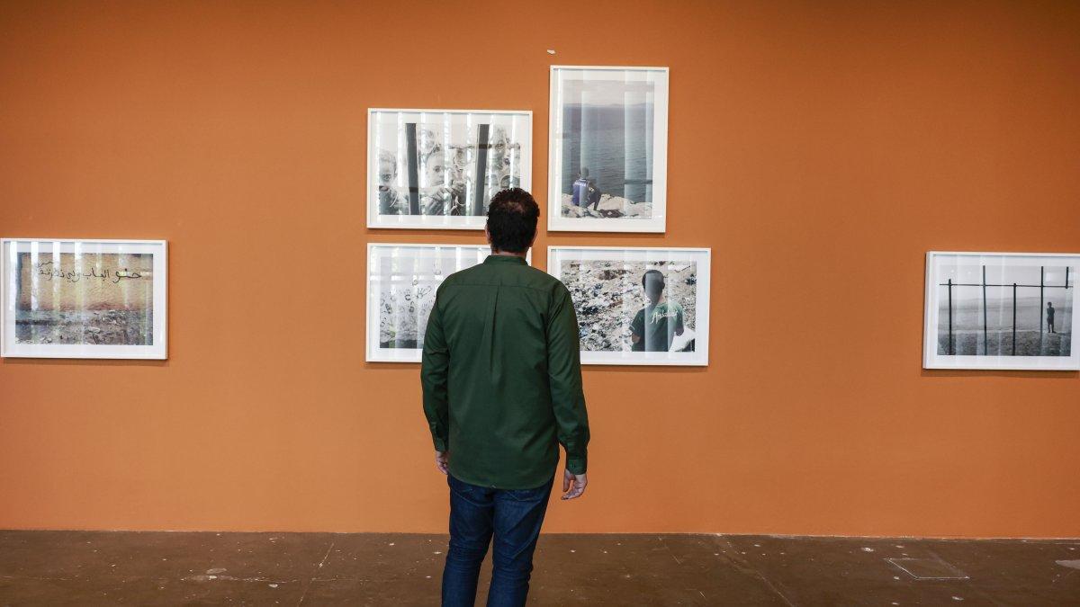 Fotos. El hermano de Leila Alaoui, Soulaimane Alaoui, observa las fotos.