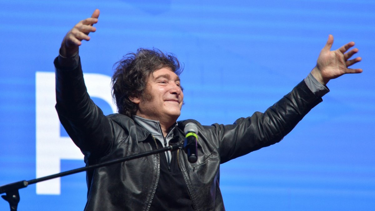 El presidente Javier Milei, hace un gesto durante una reunión con jóvenes del Foro de Empresarios Industriales del Paraguay (FEIP), en Asunción el 16 de septiembre de 2025.