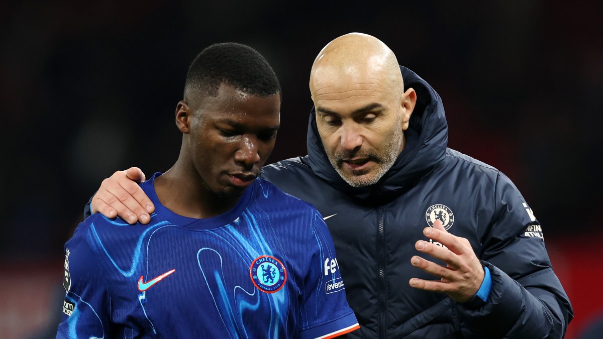 Enzo Maresca (d) da indicaciones al volante ecuatoriano Moisés Caicedo.