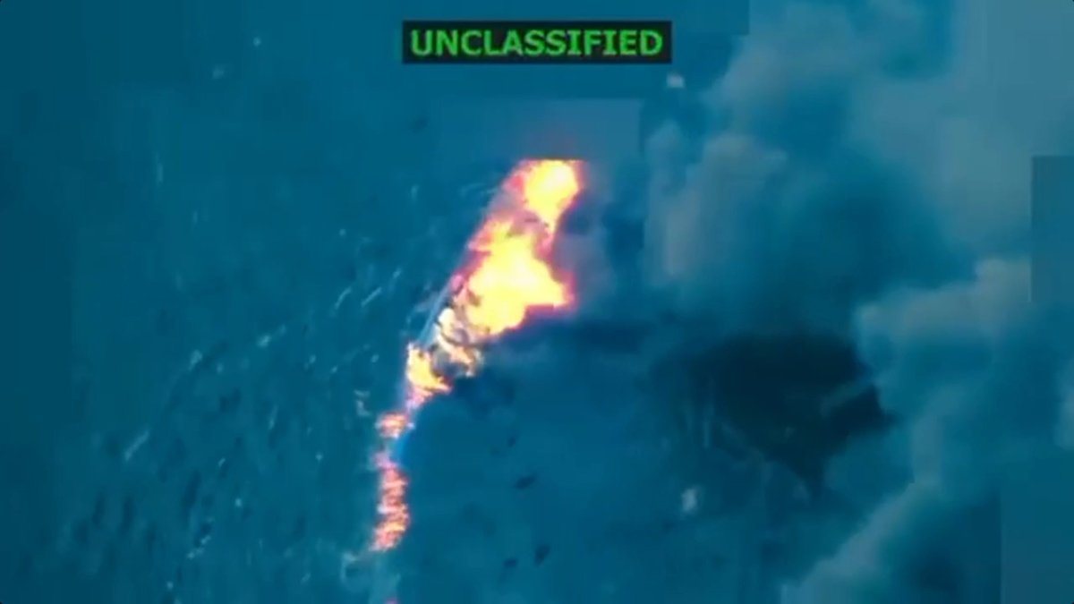 Captura de video tomada de la red social Truth Social de la cuenta del presidente de EE. UU., Donald Trump, que muestra una embarcación en llamas luego de ser atacada en el mar Caribe.