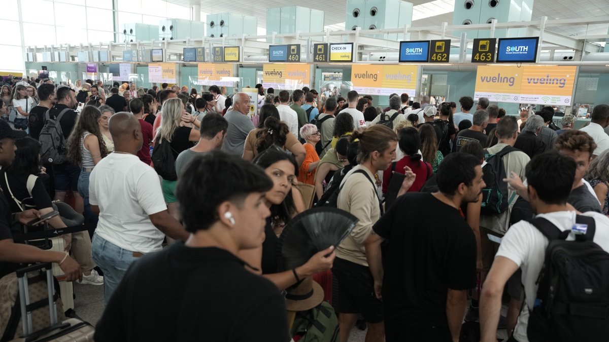 Imagen de archivo de colas en el 'check-in' del aeropuerto de El Prat (Barcelona) debido a un fallo informático a nivel mundial.