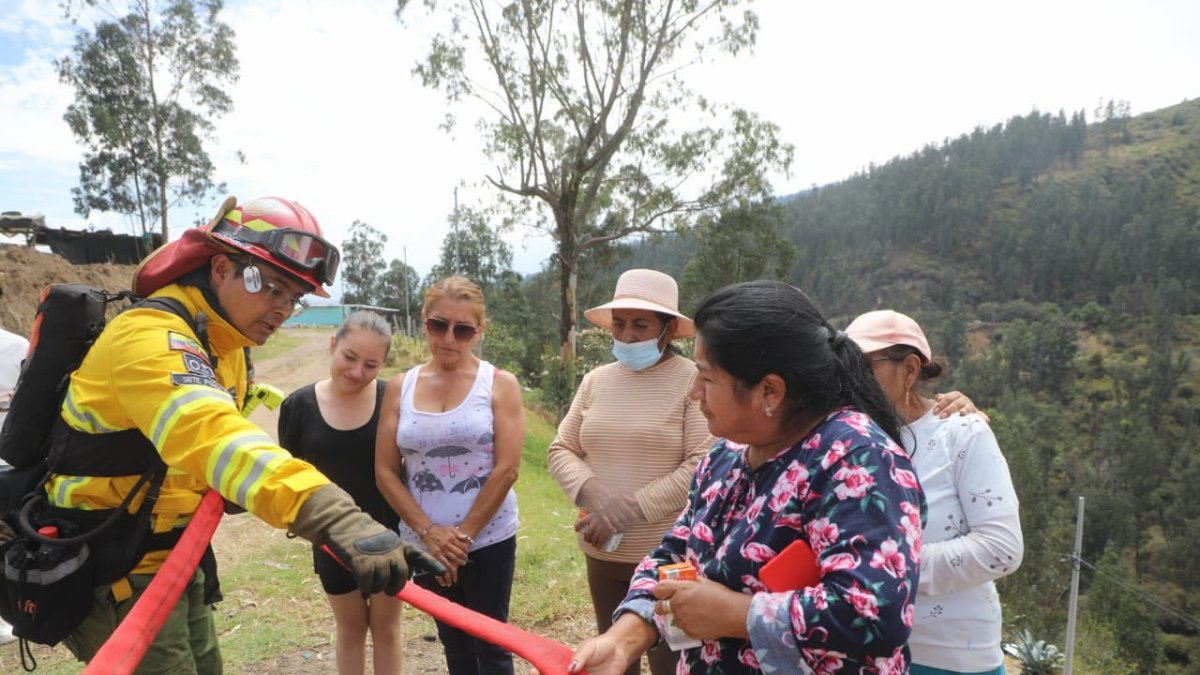Los bomberos capacitan a la comunidad sobre el uso de las herramientas para prevenir incendios forestales.
