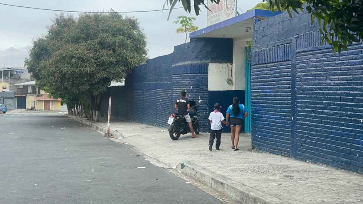 Afuera de esta unidad educativa, en la cooperativa Julio Cartagena, en el sector de la Juan Montalvo, se registró la pelea.