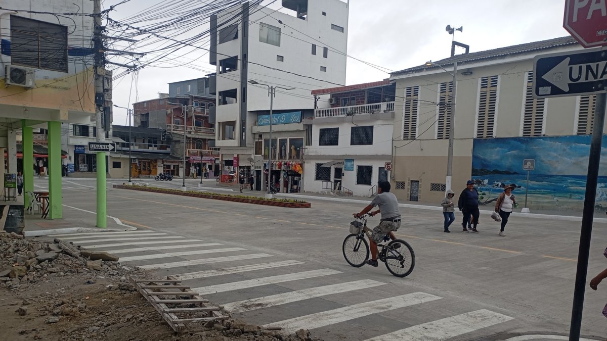 Los trabajos en la avenida 15 de Agosto, en el centro de Playas, aún no concluyen.