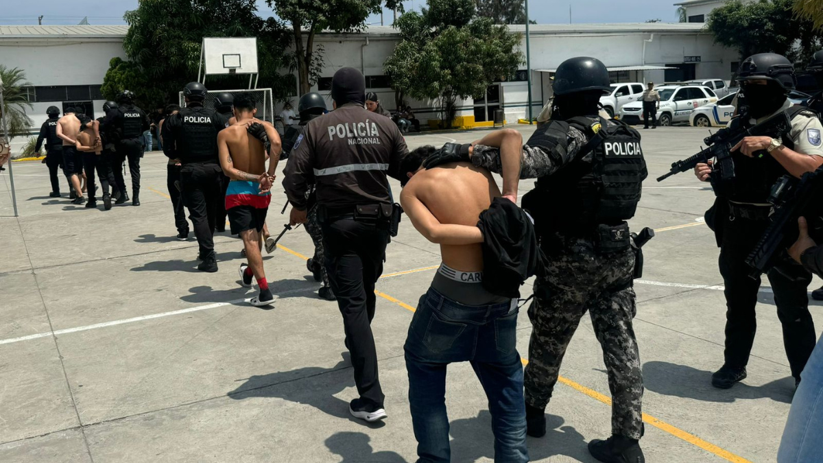 La Policía Nacional capturó a cuatro presuntos integrantes de Los Lobos durante operativos simultáneos en Manta, Jaramijó y Montecristi.