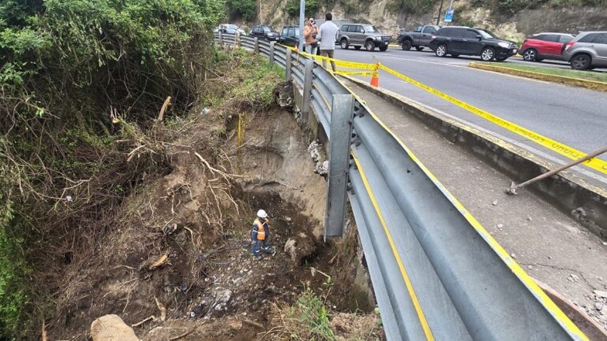 El talud está ubicado en la intersección de las avenidas María Angélica Idrovo y Oswaldo Guayasamín.