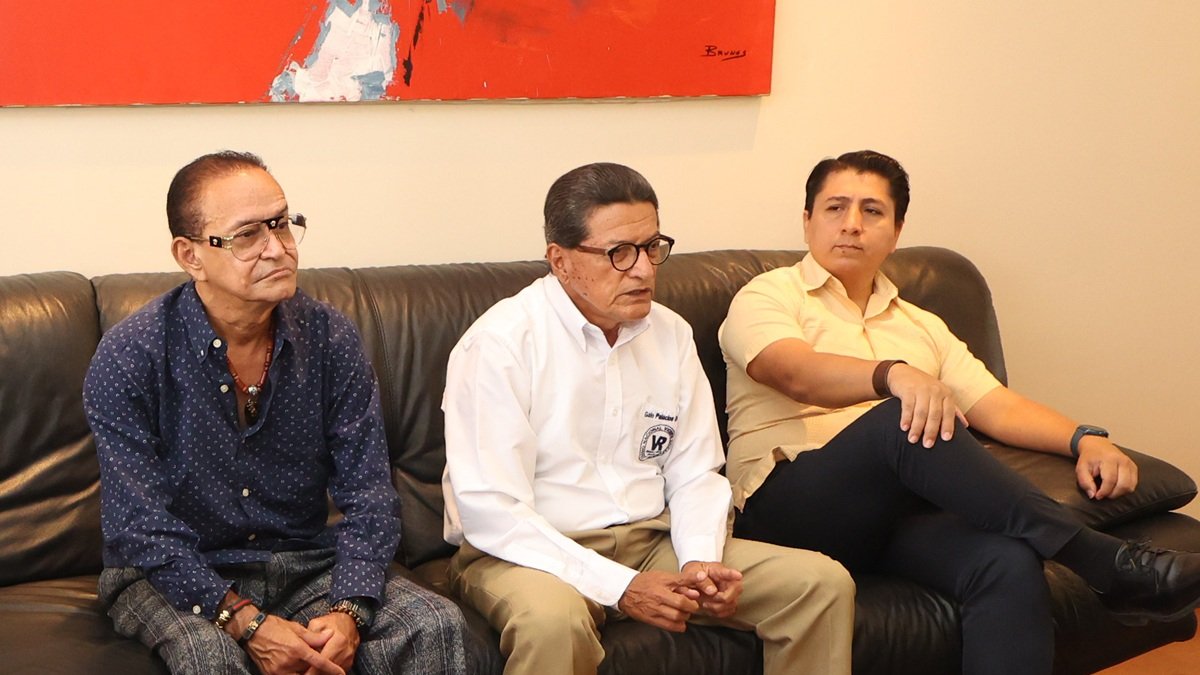 Cristhian Aguirre (i), Galo Palacios (c) y Miguel Cantos (d) lamentan la desaparición del patrimonio.