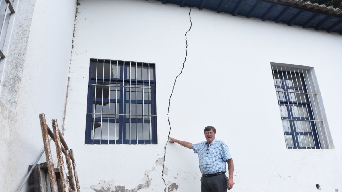 El propietario de la casa patrimonial muestra las grietas que se han formado. Cuando llueve hay temor.