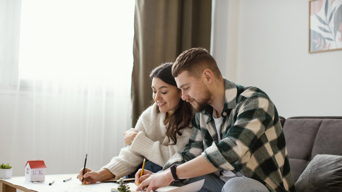 Es recomendado revisar el presupuesto en pareja dos veces al mes: al inicio (para definir metas) y al final (para evaluar avances).