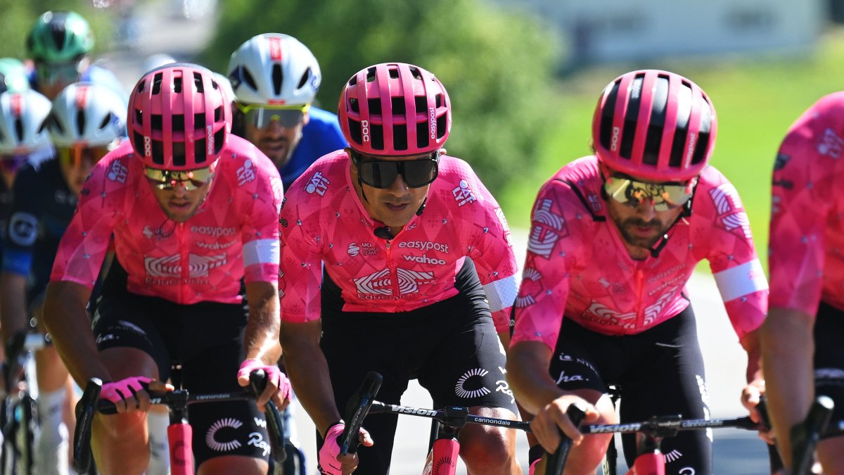 Richard Carapaz (c), ciclista ecuatoriano.