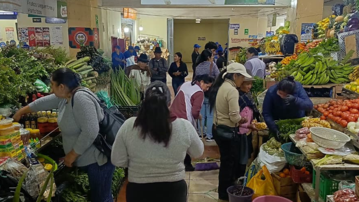 Ciudadanos se abastecen en mercados antes del paro nacional.