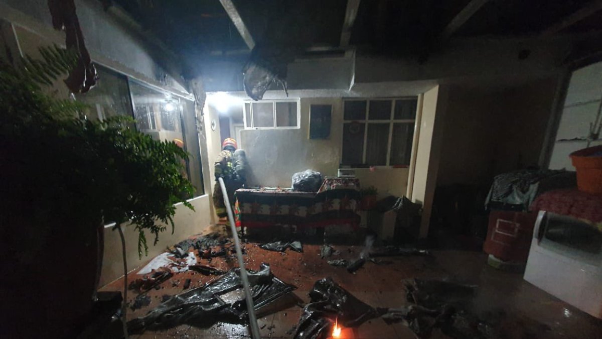 Un incendio estructural afectó a una vivienda en el sector del Mayorista, en el sur de Quito.