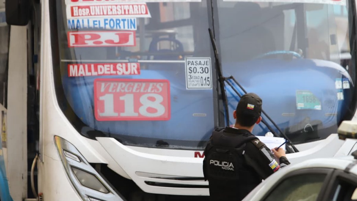 La Policía tomó procedimiento luego del enfrentamiento entre agentes y delincuentes en un bus urbano de Guayaquil.