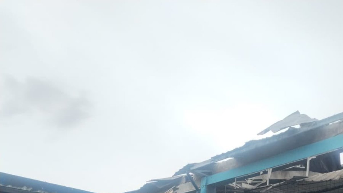 Los techos y ventanas de la estructura en donde funciona la psicina quedaron destruidos.