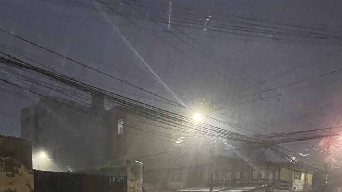 El granizo cubrió varias calles de Quito este 21 de septiembre de 2025.