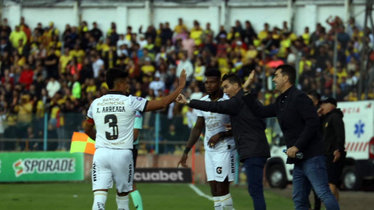 Xavier Arreaga celebra el gol del triunfo de Barcelona SC ante Deportivo Cuenca por la LigaPro 2025