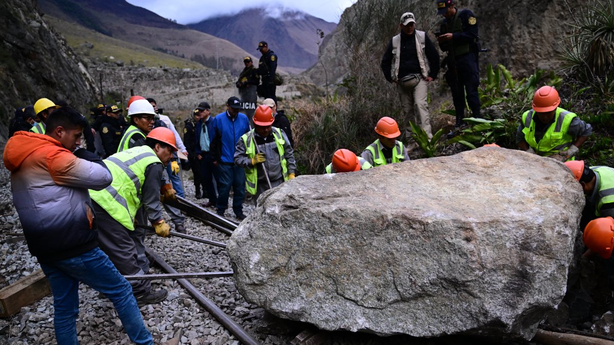 Con rocas gigantes se bloqueó el acceso a la zona arqueológica de Machu Picchu.