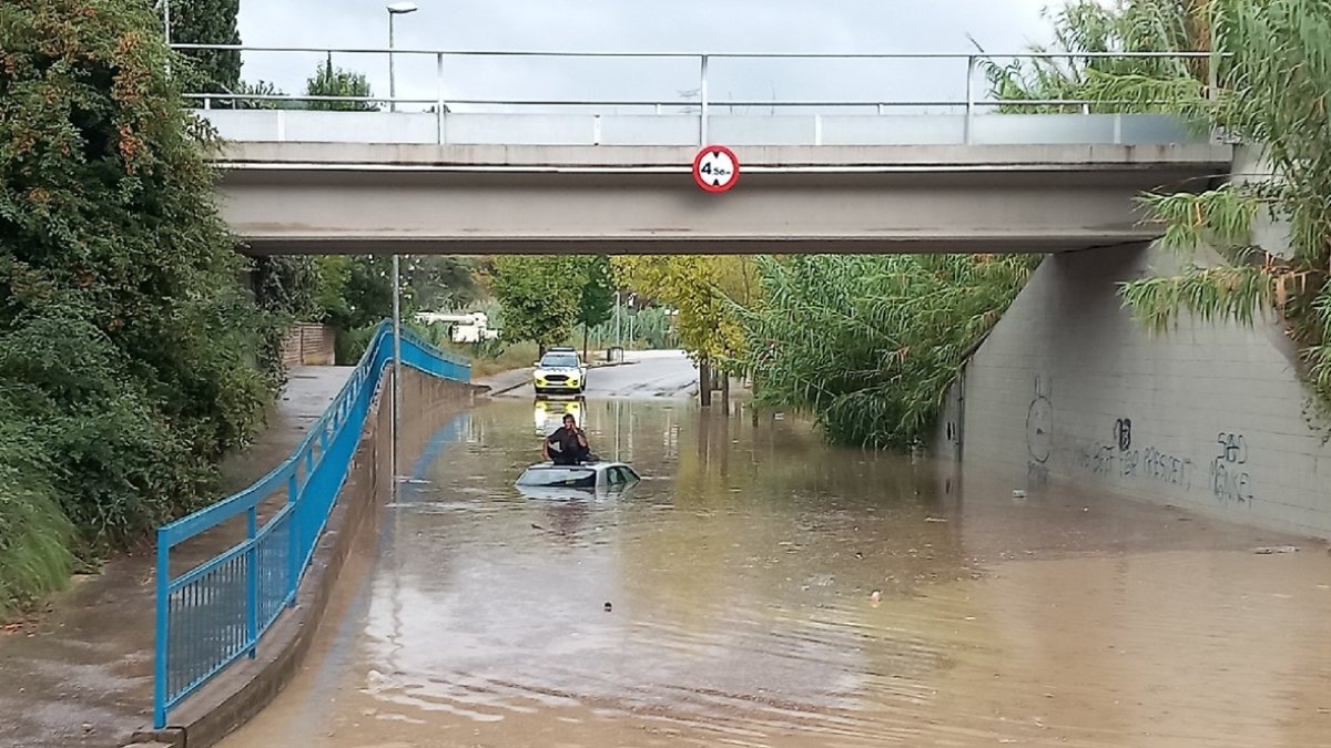 Un vehículo quedó bajo el agua tras las fuertes lluvias registradas en Cataluña este domingo 21 de septiembre.