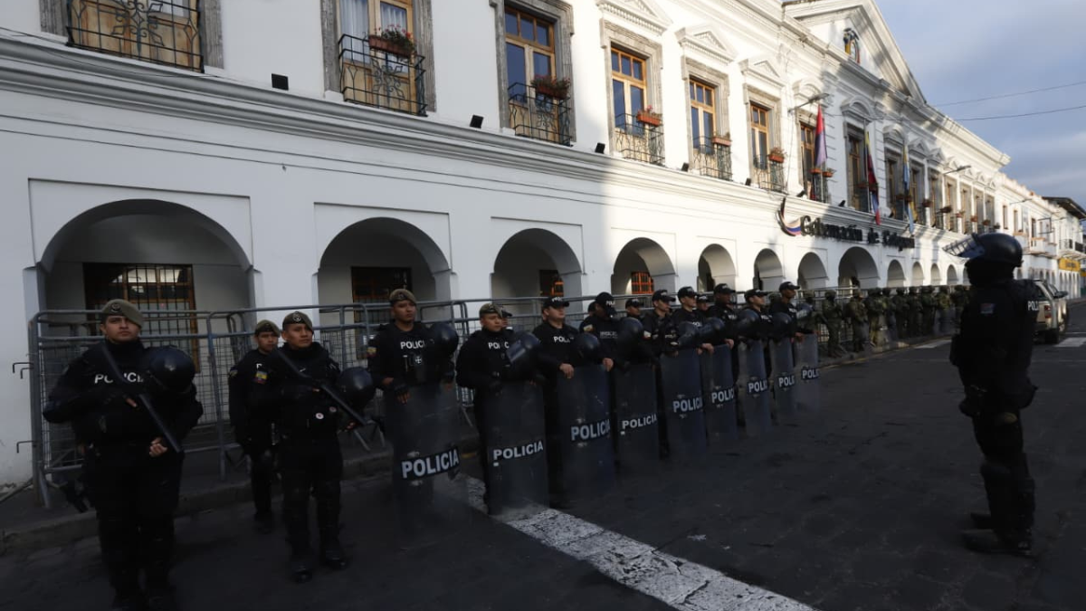 Movimiento en la Gobernación de Cotopaxi en Latacunga policías y militares custodian.
