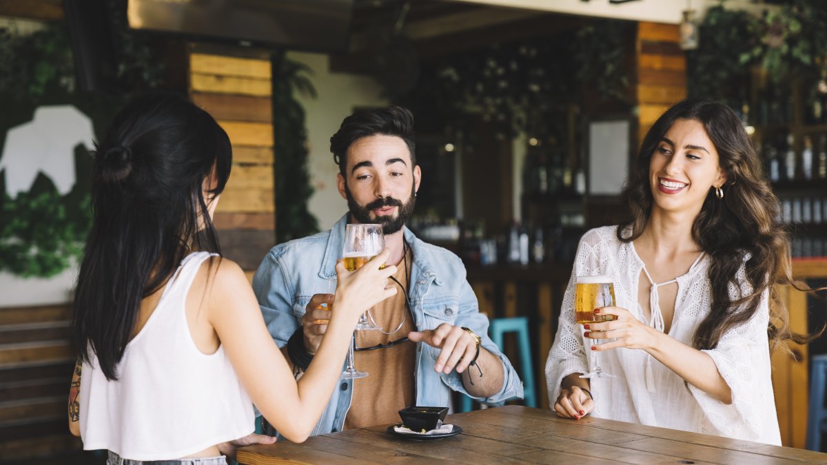 Guía definitiva con tips de expertos. Descubre qué bebidas servir en reuniones formales e informales