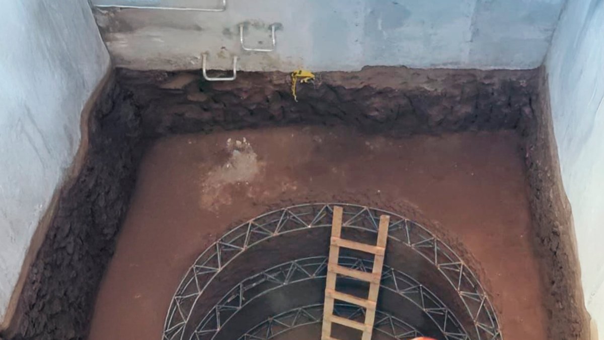 En otro sector se realiza la excavación de un túnel para un nuevo colector en la parroquia Cochapamba.