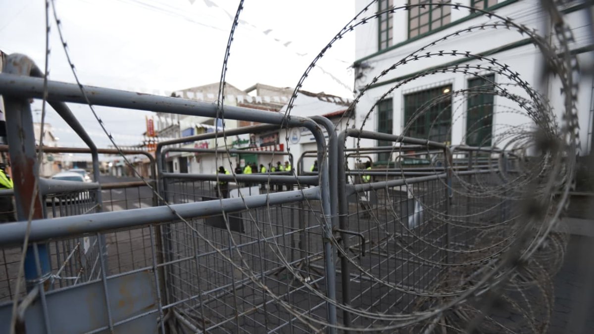 Al momento de acceder al centro de Latacunga, en la provincia de Cotopaxi, la gente se topa con cercos de alambres de púas. Desde la semana pasada, el Gobierno trasladó su sede a esta ciudad.