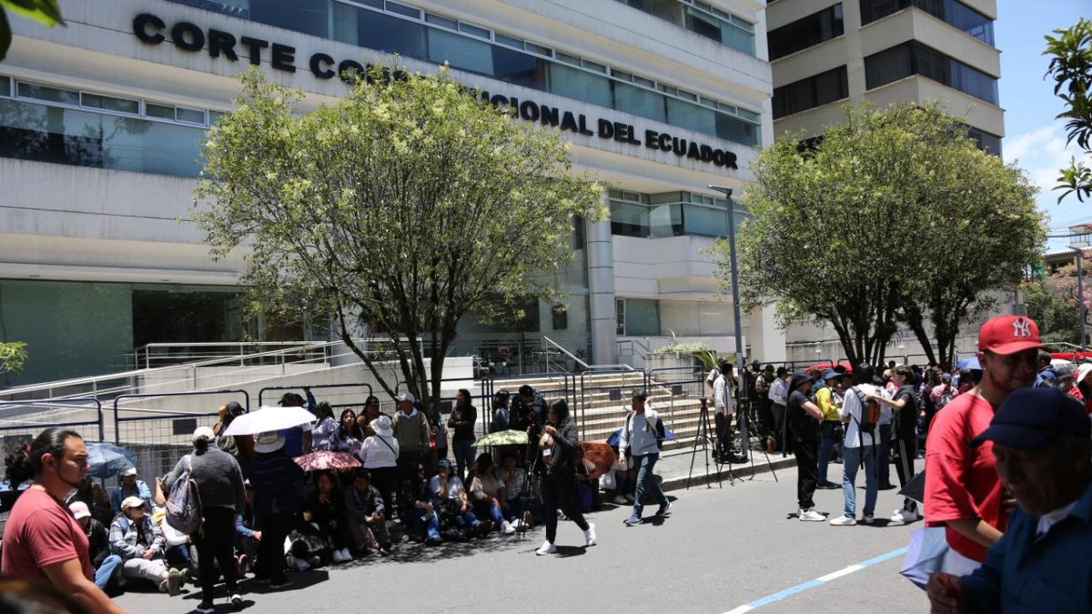 En el centro norte de Quito, en las calles José Tamayo y Lizardo García se registra una concentración de personas, a las afueras de la Corte Constitucional.