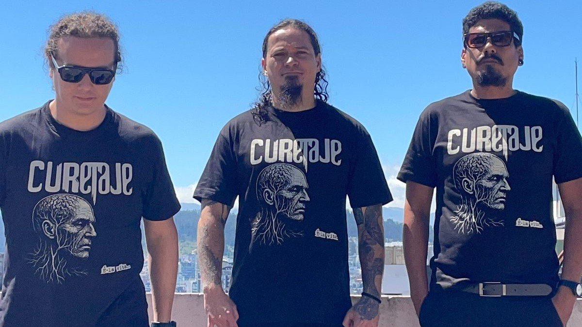 Curetaje se ha 'curtido' tanto dentro como fuera del país, ya sea en conciertos pequeños para un puñado de fánaticos, como en grandes escenarios.