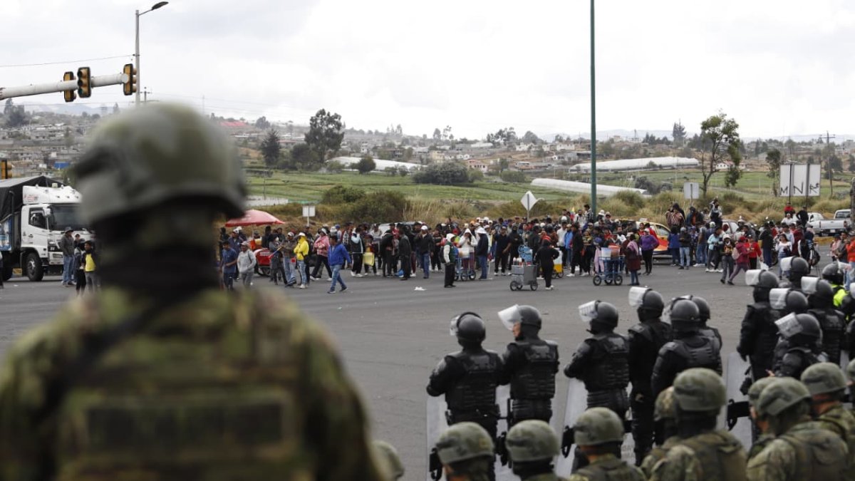 Contingente militar y policial en Latacunga por paro nacional.