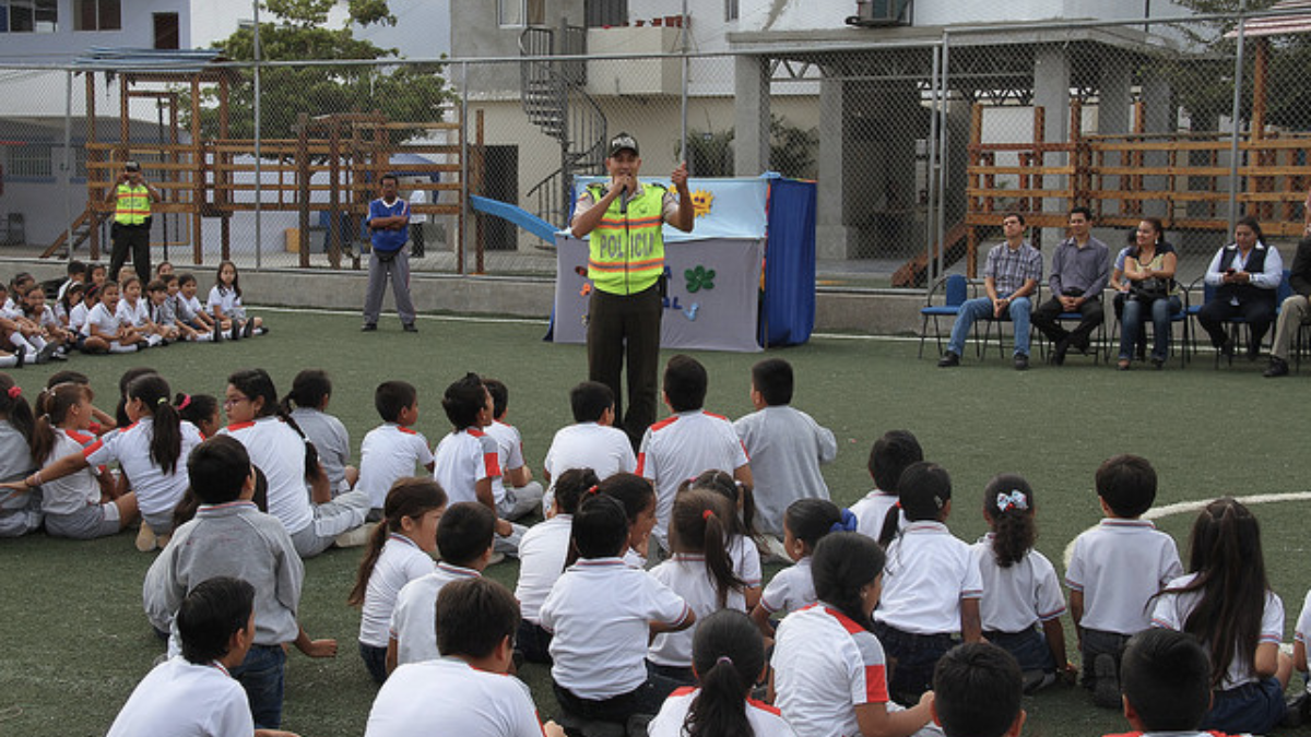 Estudiantes ingresan a sus instituciones educativas en Playas bajo resguardo policial, como parte del plan “Escuela Segura” activado tras el estado de excepción.