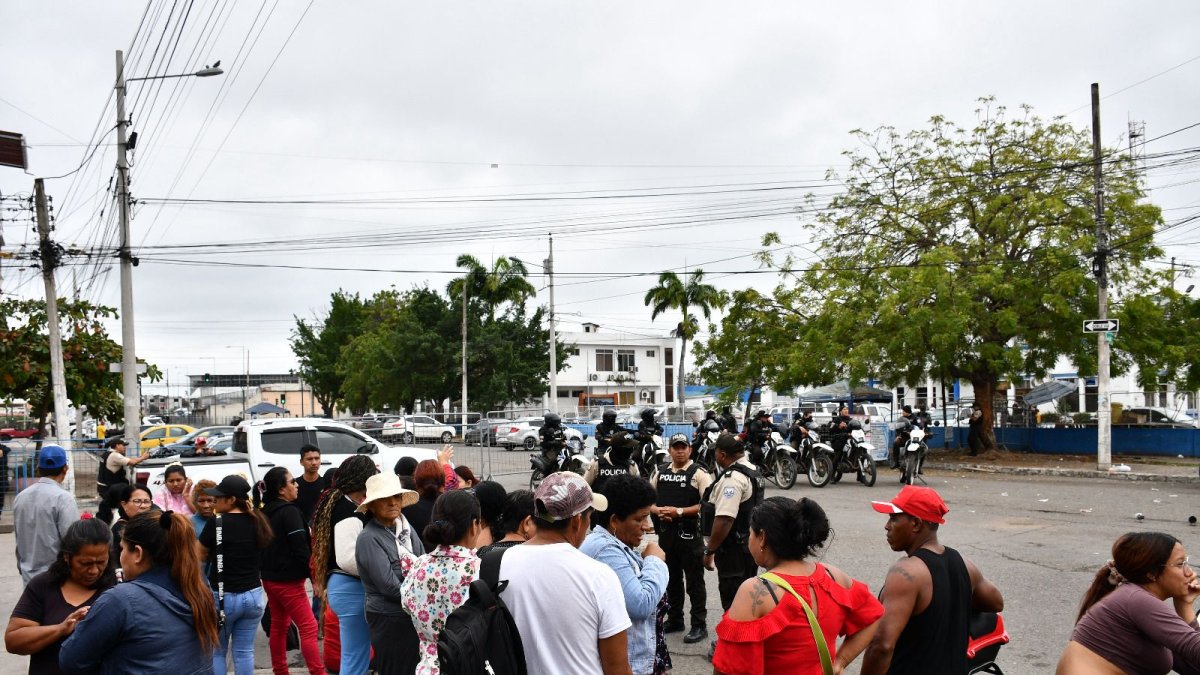 En los exteriores de la cárcel se aglomeraron familiares de los privados de libertad.