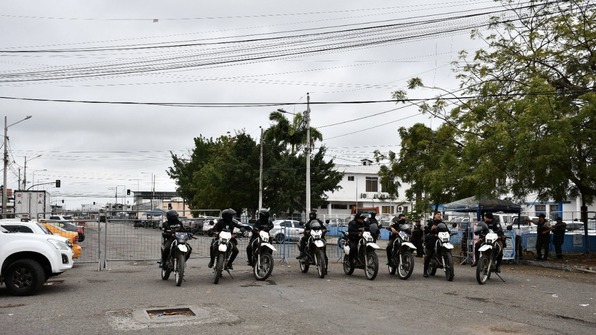 Familiares de internos esperan noticias tras la masacre en la cárcel de Machala, donde siete reos escaparon y 16 personas murieron durante una revuelta con explosivos.