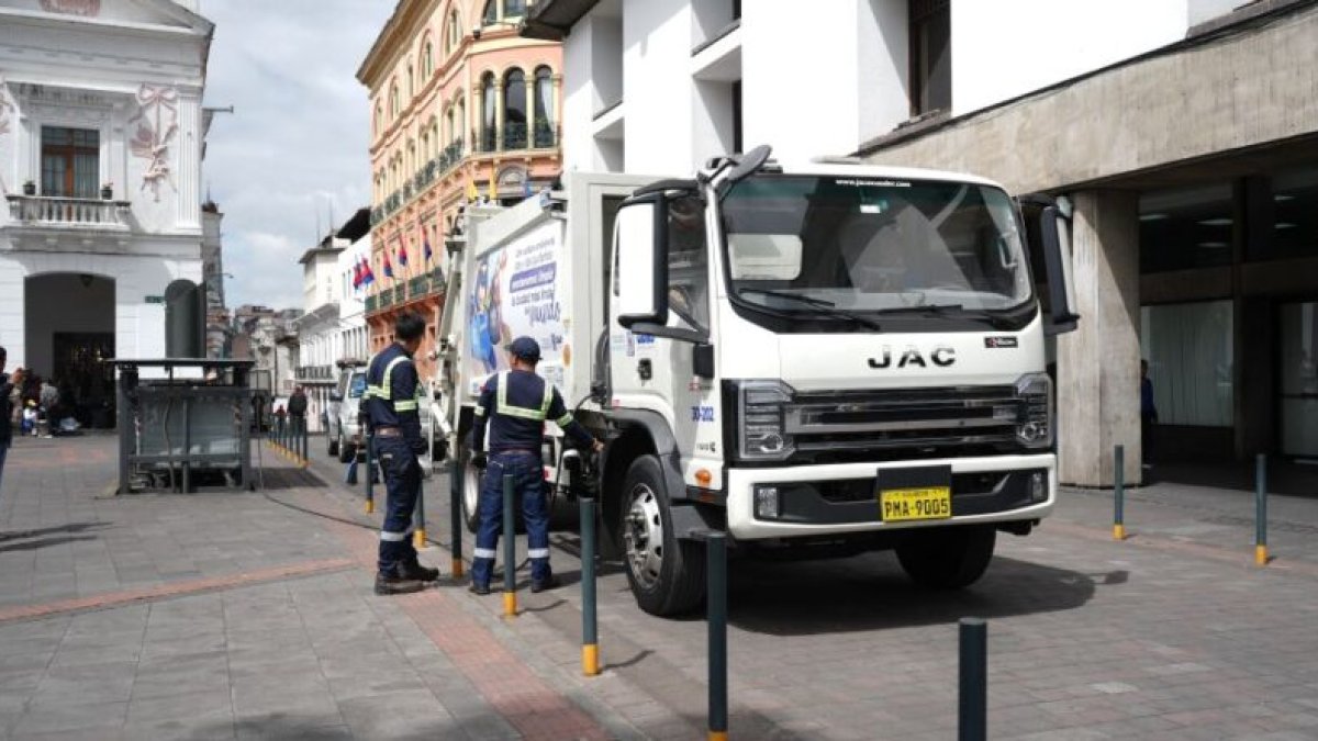 La compra de los seis camiones satélite se adjudicó por un valor de 804.000 dólares.