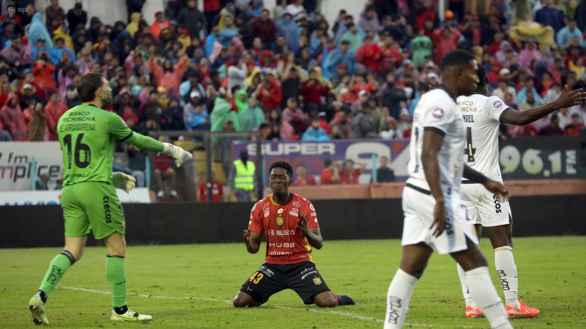 Jorge Ordóñez (c) reclamó la falta recibida dentro del área a favor de Deportivo Cuenca ante Barcelona.