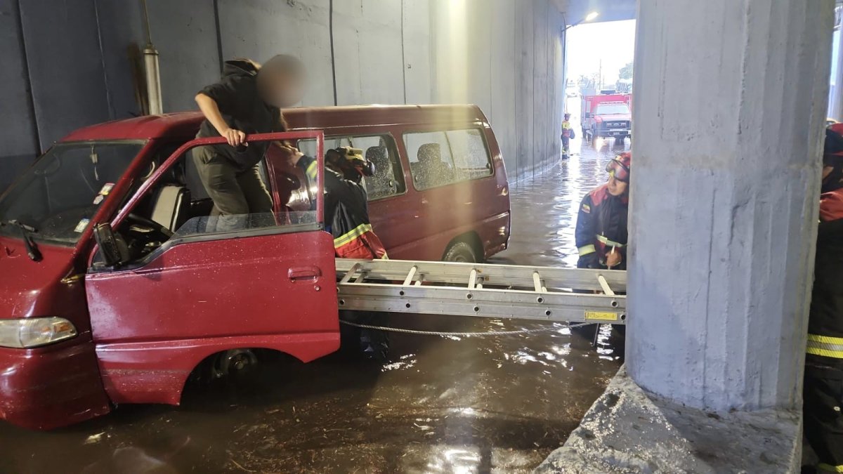 Los bomberos evacuaron a las cinco personas del paso deprimido.