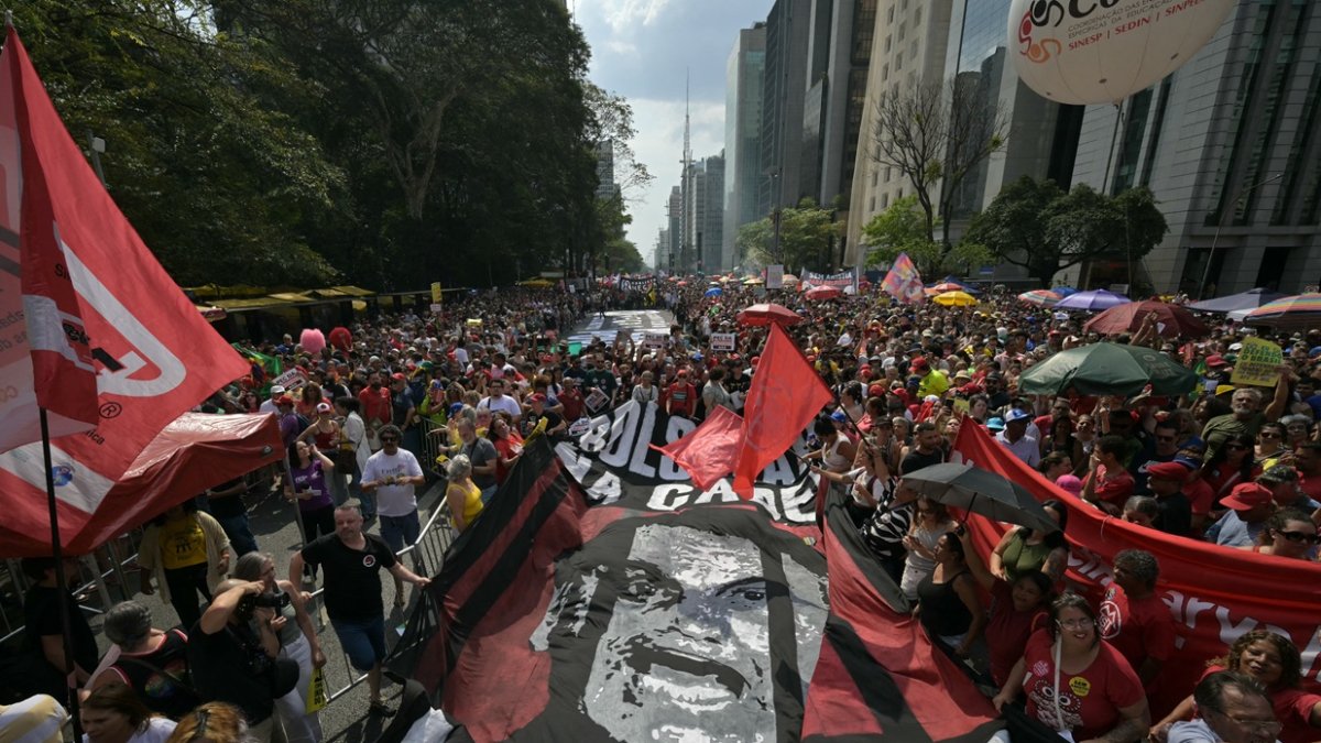 La gente porta pancarta con imagen del expresidente Jair Bolsonaro tras las rejas durante una protesta contra una enmienda constitucional conocida como Proyecto Blindaje.