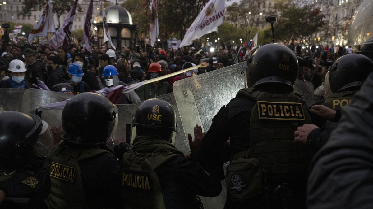 Los manifestantes se enfrentan con la policía antidisturbios durante una manifestación antigubernamental en Lima el 21 de septiembre de 2025.