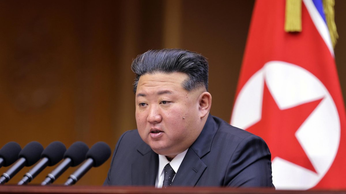 El líder norcoreano, Kim Jong Un, habla en el Salón de Asambleas Mansudae en Pyongyang, Corea del Norte.