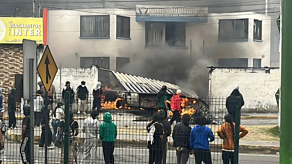 El Comando de Policía de Otavalo fue atacado por manifestantes durante el paro nacional, dejando dos uniformados heridos y vehículos incendiados.