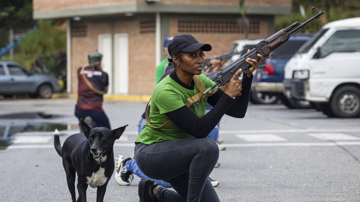 Una persona sostiene un arma durante instrucciones militares por parte de la Fuerza Armada Nacional Bolivariana (FANB), en Caracas (Venezuela).