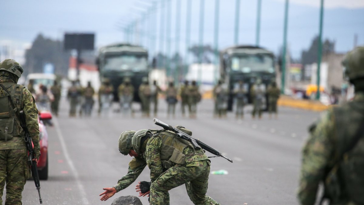 Militares retiran una piedra durante protestas este lunes, en Latacunga (Ecuador).