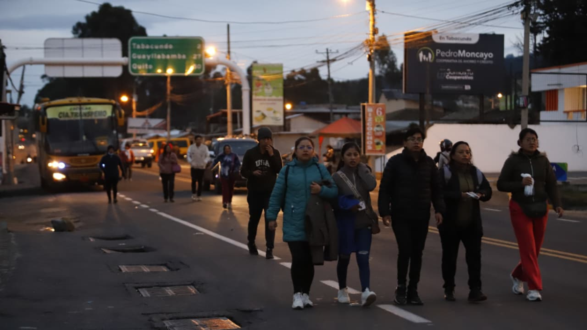 Centenares de trabajadores han optado por caminar para llegar a sus destinos.