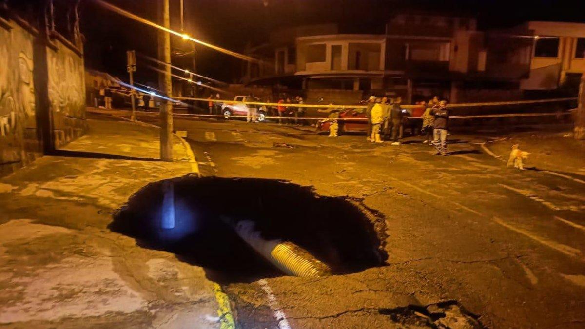 Producto de las intensas lluvias se formó un socavón entre las calles Monjas y Chaguar