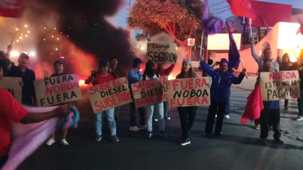 Miembros de la Unión Nacional de Educadores (UNE), el Frente Popular y otros colectivos bloquearon la Av. Narcisa de Jesús.