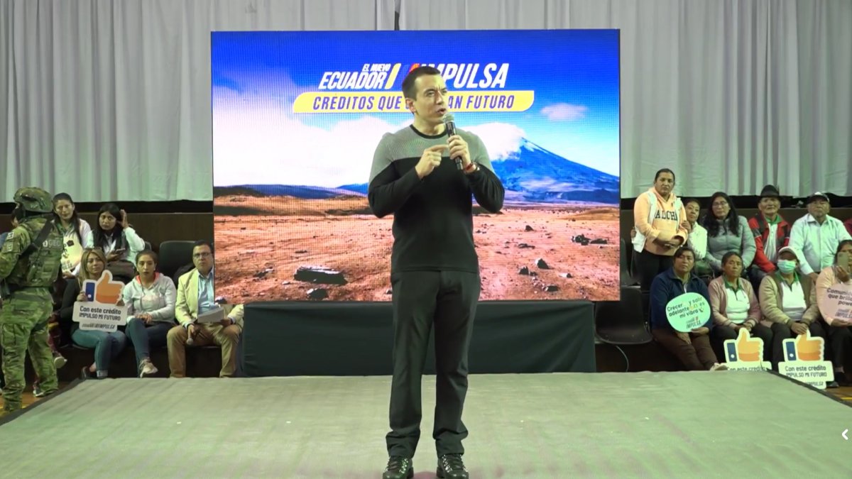 El presidente Daniel Noboa, en Cotopaxi, hizo la entrega simbólica de créditos a emprendedores agrícolas y artesanales.