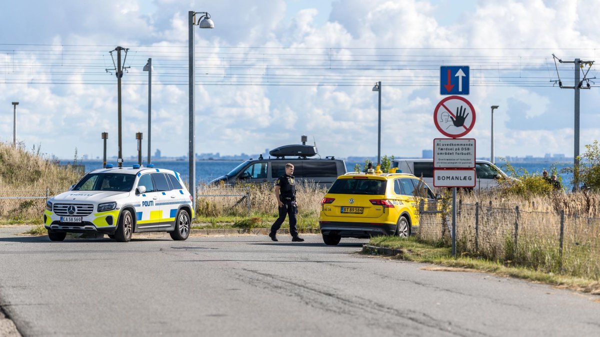 La policía de Dinamarca (PET) inspecciona una zona de la estación de tren de DSB, en Kystvejen, cerca del aeropuerto de Copenhague, el 23 de septiembre de 2025.