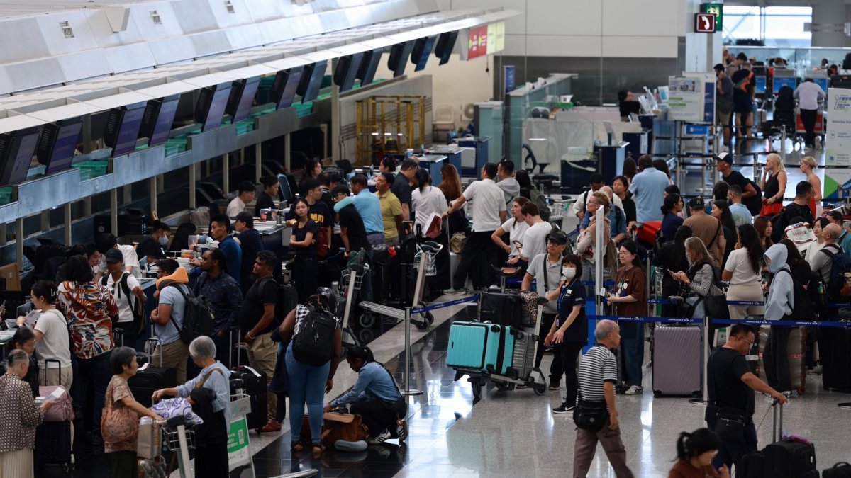 Los pasajeros realizan el registro de entrada en el aeropuerto internacional de Hong Kong mientras se acerca el tifón Ragasa, en Hong Kong, China, 23 de septiembre de 2025.