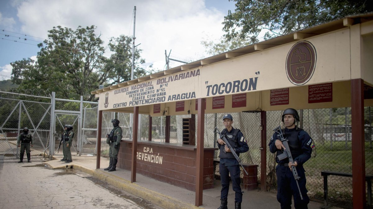 Militares durante un operativo en la entrada del centro penitenciario Tocorón, en Tocorón (Venezuela).