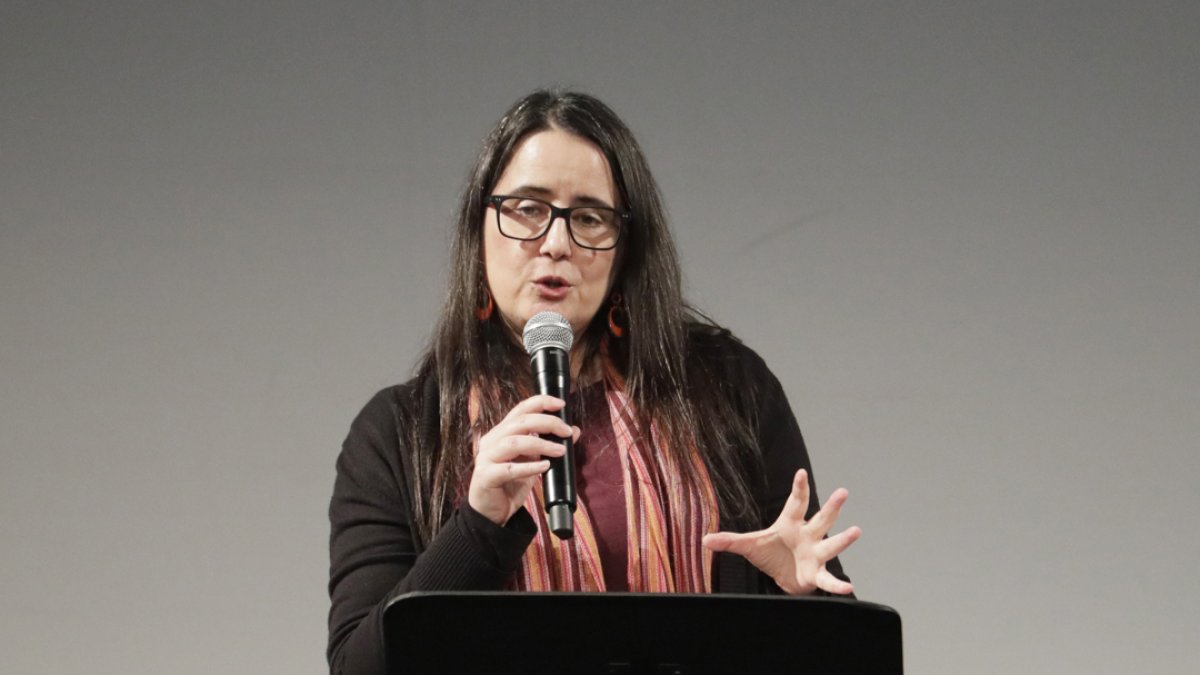 Fotografía de archivo de la directora para las Américas de Amnistía Internacional, Ana Piquer, durante una conferencia, en Bogotá (Colombia).