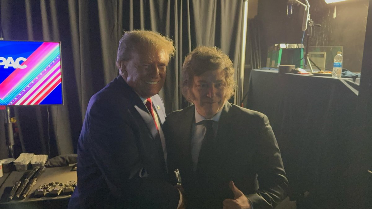 El presidente argentino Javier Milei junto al expresidente estadounidense Donald Trump durante su primer encuentro oficial, donde se reafirmó el apoyo político entre ambos.
